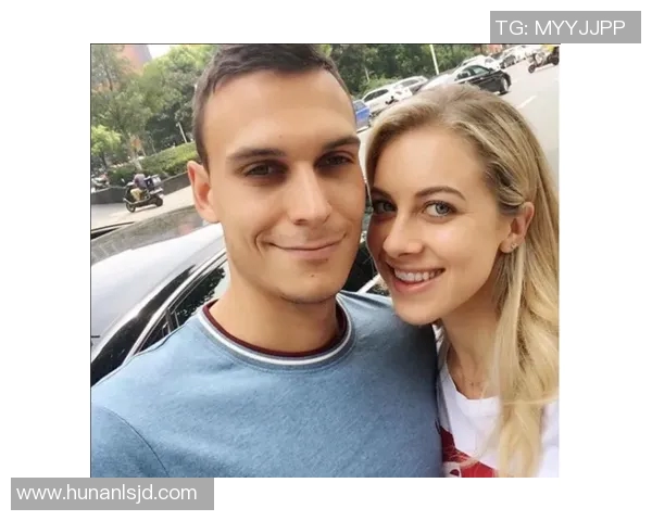 足球球星女友情深泪目 揭秘背后的爱情故事与心酸经历 足球球星女友情深泪目 揭秘背后的爱情故事与心酸经历